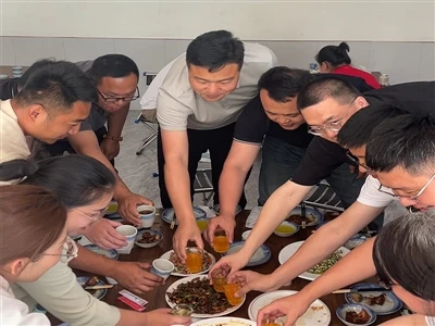 Hơn cả thép: Một chiếc bánh mì nướng cho đội đằng sau mỗi nhà container 2 tầng
